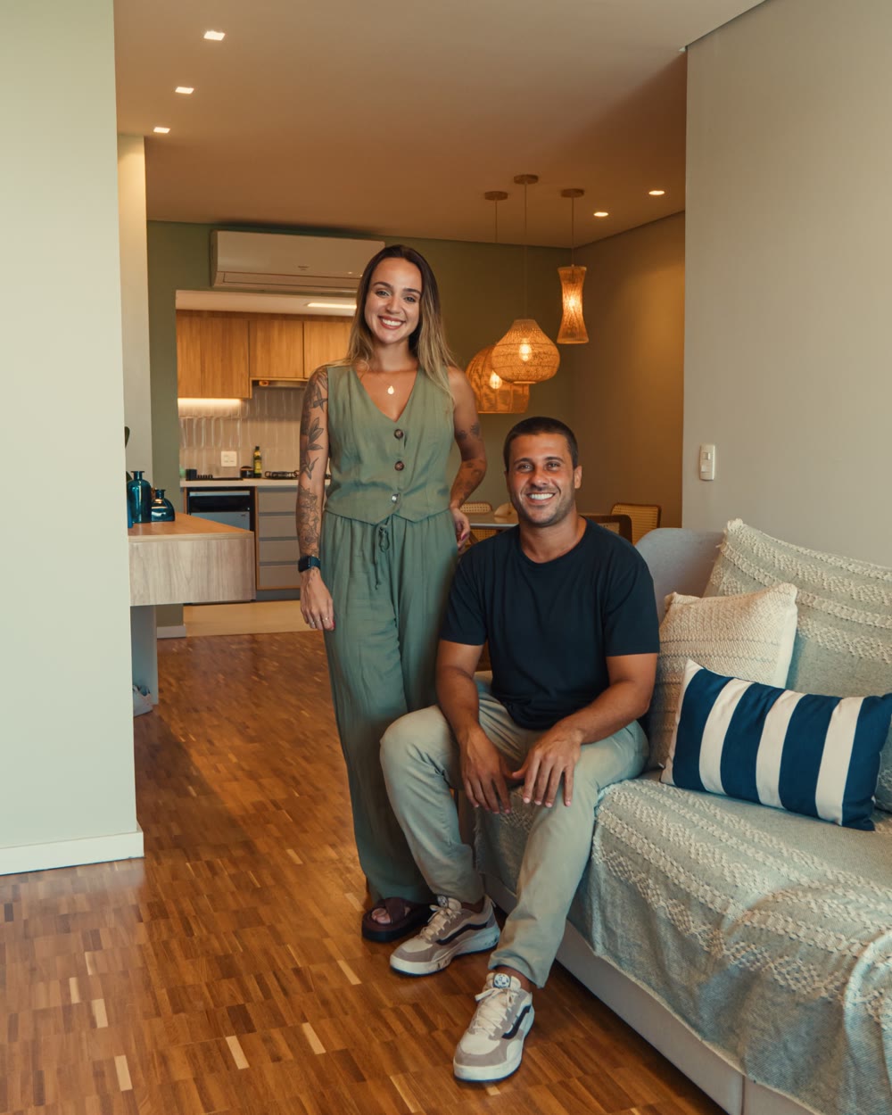 Klaryssa Guerreiro e Fábio Kenupp numa sala de apartamento reformado pela KG